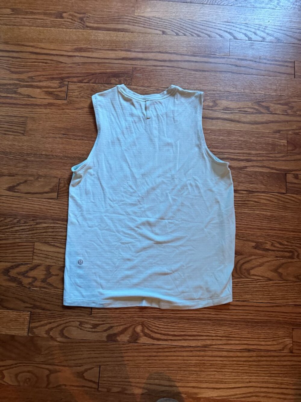 Lululemon "license to train" classic fit top, Size 6 - Picture 4 of 7